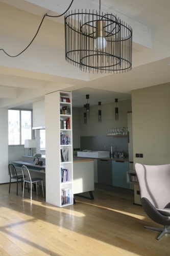 Loft Paris 19 : vue du living vers le coin cuisine