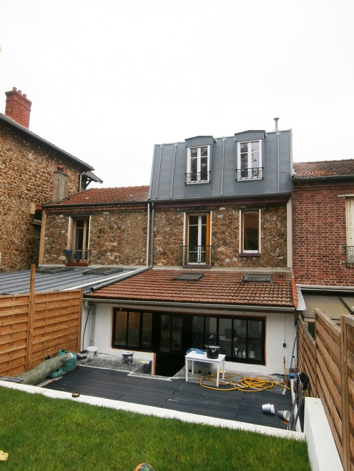 Surlvation des combles d'une maison en meulire : Faade ct jardin